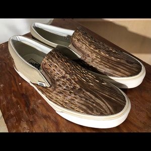 🎄Vans Custom hand painted wood grain look along with complimentary stitching🎄